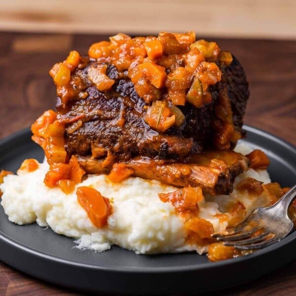 Braised short ribs recipe featured image.