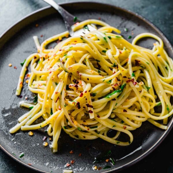 Linguine aglio e olio featured image.