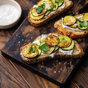 Zucchini bruschetta featured image.